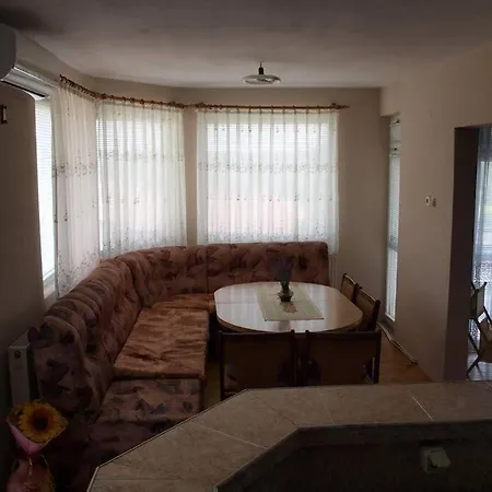 بيت للعطل шишкови